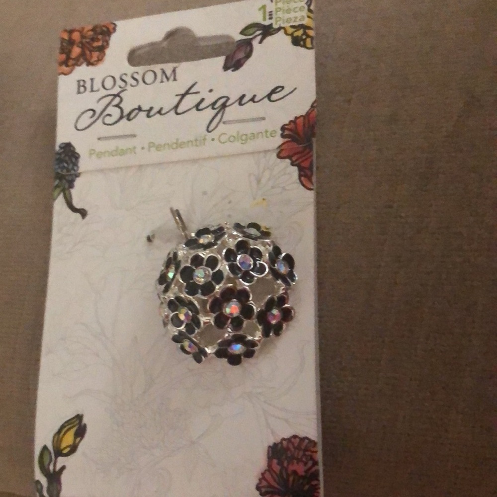 Blossom Boutique Daisy Bouquet Costume Pendant- 806 $12 or 🎉